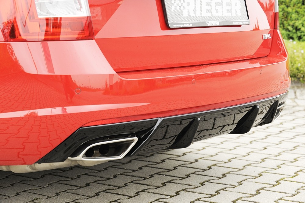 Achterbumper Diffusor Glossy Black Rieger Skoda Octavia RS 5E met trekhaa