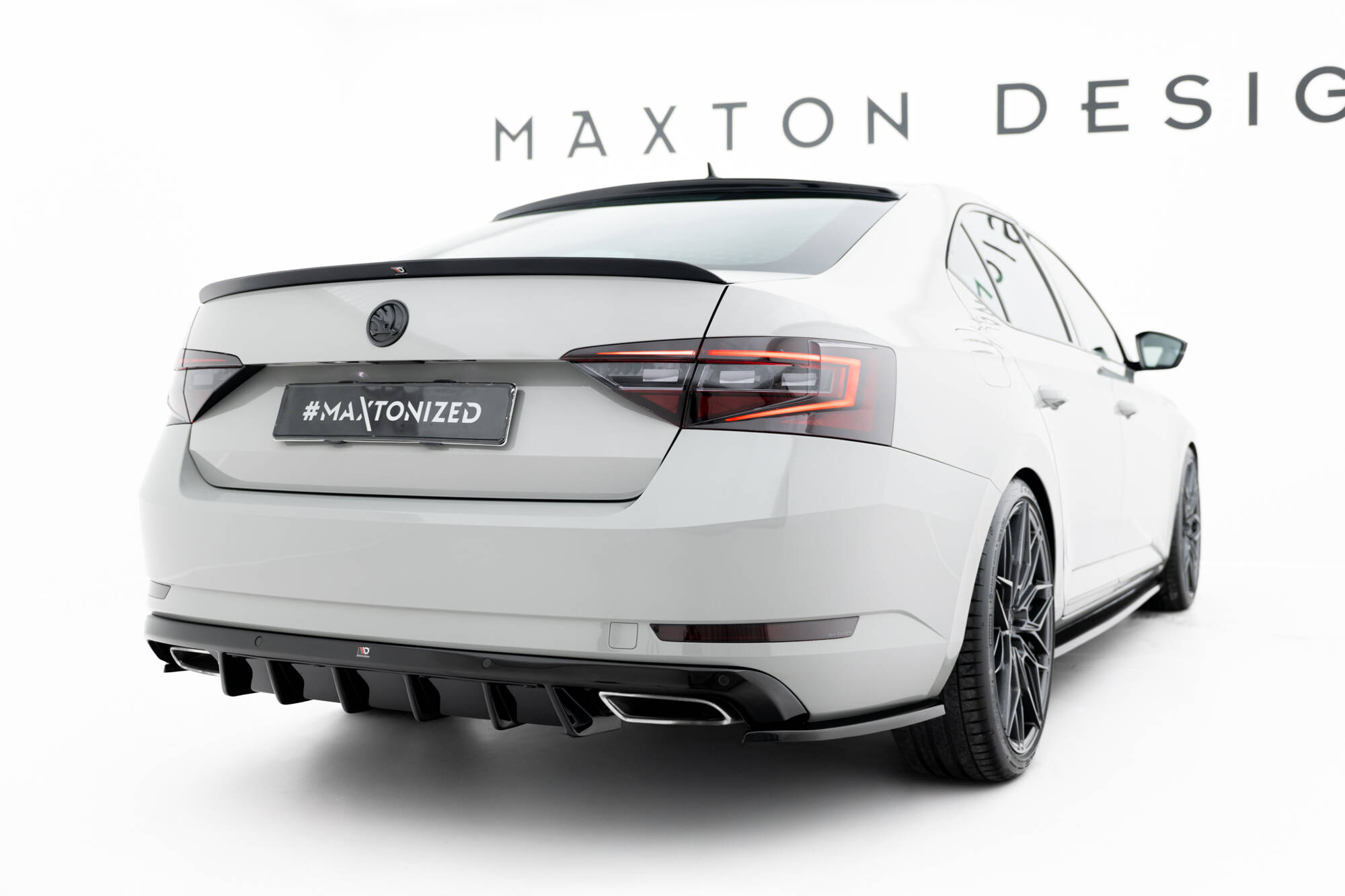 Achter Diffuser V.2 Skoda Superb Liftback / Combi MK3 Maxton Glanzend zwart