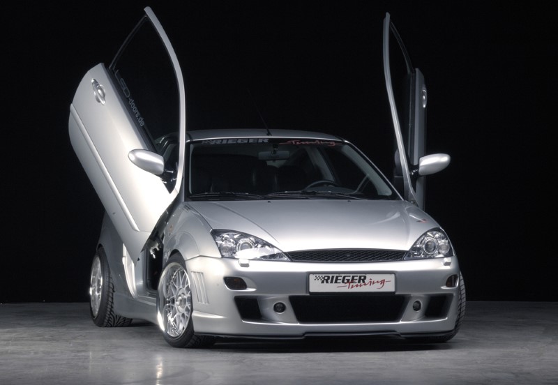 Voorbumper Ford Focus 10.01- met uitsparing voor SPI Rieger