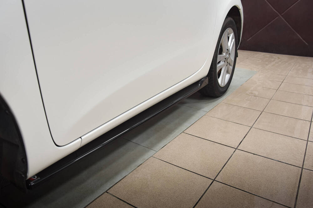 Zijskirts diffusors Toyota IQ Glans Zwart Maxton