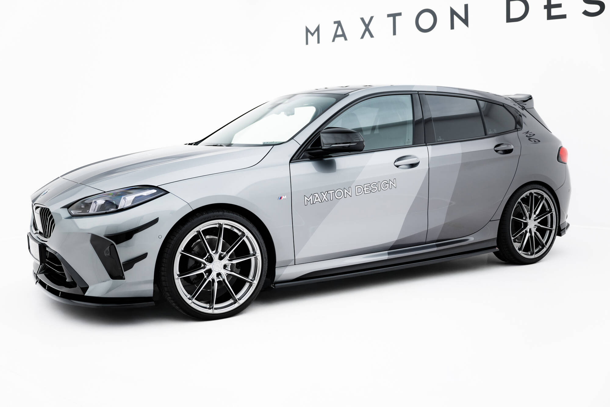 Zijskirts V.1 BMW M135i / 1 M-Pack F70 Maxton Glanzend zwart